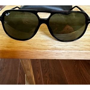 LIKE NEW RAY BAN AVIATOR SUNGLASSES WITH CASE, CLOTH AND PAPERWORK